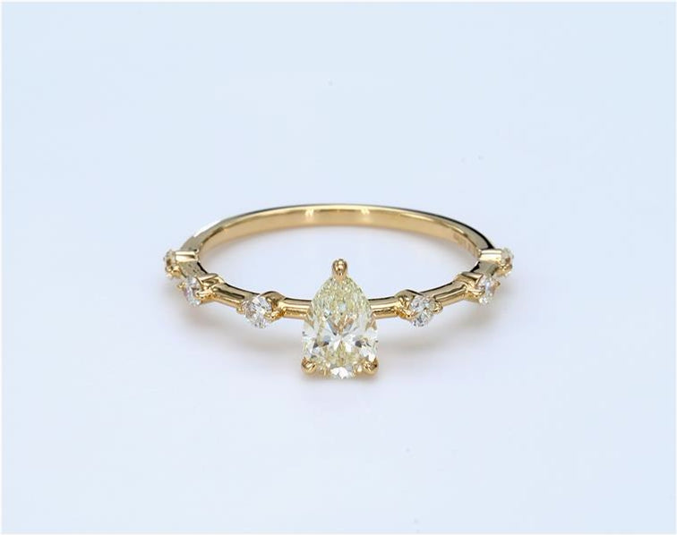 Light Pear Yellow Space Diamond Ring